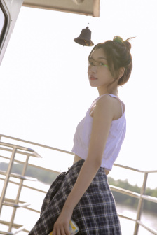 女孩趴下解开裙子打屁屁